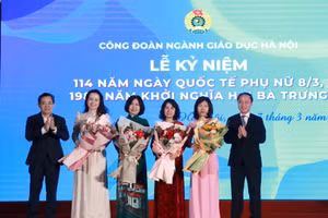Ban tổ chức tặng hoa chúc mừng đại diện nữ đại biểu nhân kỷ niệm 114 năm Ngày Quốc tế Phụ nữ 8/3.