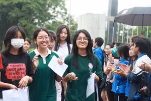 Học sinh dự thi vào lớp 10 tại Hà Nội.