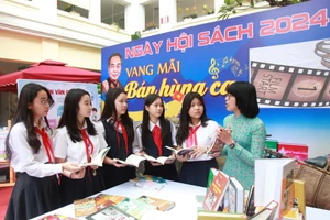 Học sinh hào hứng với Ngày hội sách