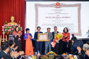 Thường trực Ban Bí thư Trương Thị Mai trao tặng Huân chương Lao động hạng Ba cho Ban Nhân Dân cuối tuần.