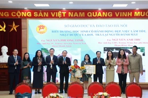 Đại diện lãnh đạo các cơ quan Hà Nội trao thưởng cho hai học sinh có hành động đẹp, nhặt được của rơi trả lại người đánh mất.