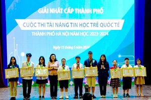 Lãnh đạo Sở GD&ĐT Hà Nội trao thưởng cho các thí sinh đoạt giải Nhất.