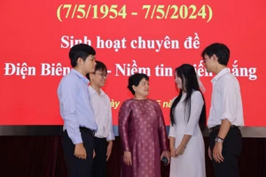 Cô hiệu trưởng Trần Thùy Dương cùng các đảng viên trẻ là học sinh, cựu học sinh trường THPT chuyên Hà Nội - Amsterdam tại buổi sinh hoạt chuyên đề.