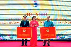 Bà Đặng Hoàng Anh - Phó Chủ tịch Công đoàn Giáo dục Việt Nam tặng Cờ thi đua cho 2 tập thể có thành tích xuất sắc.