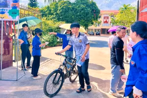 Học sinh hoàn thành bài thi chiều 4/6 tại điểm thi Trường THPT Khoái Châu.