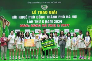 Phó Giám đốc Sở GD&ĐT Hà Nội Trần Lưu Hoa trao cúp vô địch cho đội nữ THCS đến từ Trường THCS Vinschool Times City quận Hai Bà Trưng.