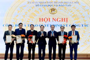Lãnh đạo Sở GD&ĐT Hà Nội trao quyết định và tặng hoa 5 hiệu trưởng mới được bổ nhiệm.
