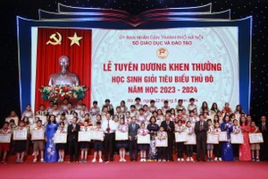 Lãnh đạo Bộ GD&ĐT, lãnh đạo thành phố Hà Nội chúc mừng các học sinh.