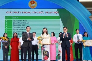 Thứ trưởng Bộ GD&ĐT Hoàng Minh Sơn và Phó Chủ tịch UBND TP Hà Nội Hà Minh Hải trao giải Nhất tại ngày hội cho Phòng GD&ĐT quận Hoàn Kiếm.