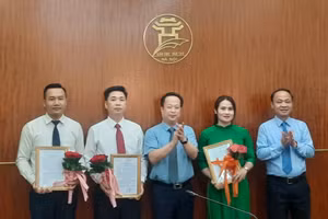 Lãnh đạo Sở GD&ĐT Hà Nội trao quyết định bổ nhiệm cán bộ vào tháng 6/2023.