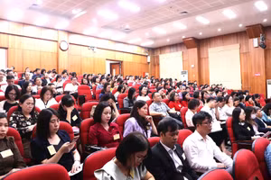 Các giáo viên dự lễ khai mạc kỳ xét thăng hạng.