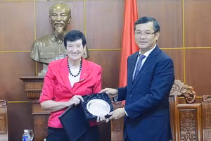 Thứ trưởng Nguyễn Văn Phúc tặng quà lưu niệm bà Jennifer Westacott.