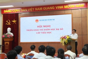 Ông Thái Văn Tài - Vụ trưởng Vụ Giáo dục Tiểu học trình bày báo cáo tại hội nghị.