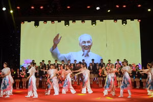 Tiết mục hợp xướng Ca ngợi Hồ Chủ Tịch của học sinh Cụm trường THPT Đống Đa.