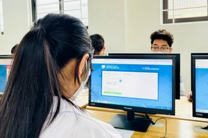 Học sinh Trường THPT Trương Định thử nghiệm đăng ký dự thi tốt nghiệp THPT trực tuyến.