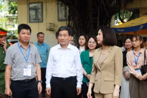 Phó Chủ tịch UBND TP Hà Nội Vũ Thu Hà yêu cầu các điểm thi tạo thuận lợi tối đa cho thí sinh dự thi.