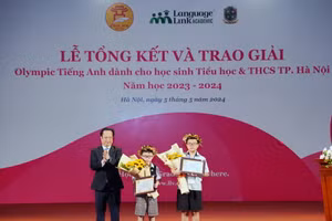 Giám đốc Sở GD&ĐT Hà Nội Trần Thế Cương trao giải Đặc biệt cho các thí sinh.