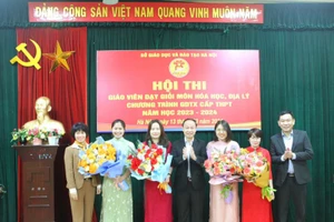 Ban tổ chức tặng hoa chúc mừng các giáo viên tham dự hội thi.