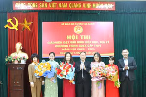 Ban tổ chức tặng hoa chúc mừng các giáo viên tham dự hội thi.