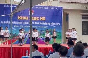 Các học sinh biểu diễn văn nghệ tại chương trình Khai mạc Hè trước thời điểm xảy ra sự cố.