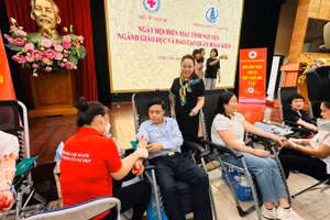 Cán bộ giáo viên quận Hoàn Kiếm tham dự ngày hiến máu tình nguyện.