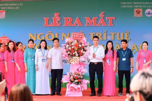 Đại diện Vụ Giáo dục Thường xuyên tặng hoa chúc mừng lễ ra mắt.