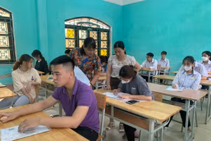 Thí sinh Hà Nam làm thủ tục dự thi sẵn sàng cho giờ G.