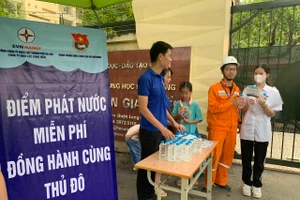 Các lực lượng cùng đồng hành, chia sẻ với thí sinh và phụ huynh.