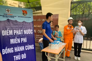 Các lực lượng cùng đồng hành, chia sẻ với thí sinh và phụ huynh.