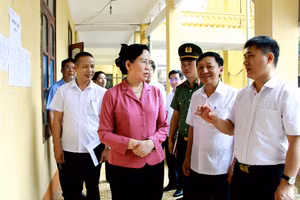 Đ/c Lê Thị Thủy Bí thư Tỉnh ủy Hà Nam và đoàn công tác đi kiểm tra công tác thi.