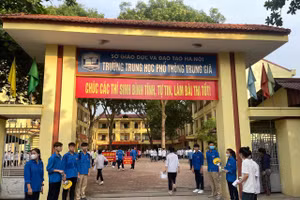 Sắc áo xanh đồng hành cùng thí sinh tại điểm thi Trường THPT Trung Giã, Sóc Sơn.