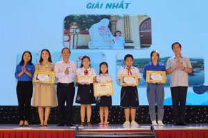 Ông Hoàng Nam (phải), Phó chủ tịch UBND tỉnh Quảng Trị trao giải cho các tác phẩm đạt giải