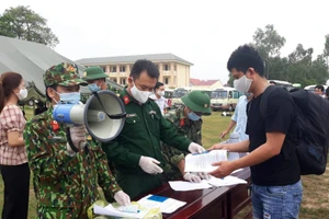 Những người dân hoàn thành cách ly y tế tập trung làm thủ tục để về nhà