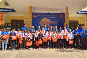 Những phần quà ý nghĩa cho các em học sinh vùng khó khăn tại xã Trường Sơn (Quảng Ninh - Quảng Bình).