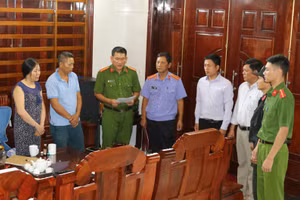 Cơ quan chức năng tiến hành các thủ tục bắt đối tượng (Ảnh do cơ quan CA cung cấp)