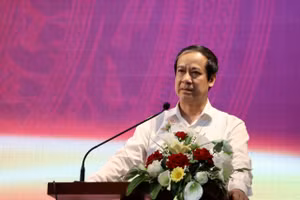 Bộ trưởng Nguyễn Kim Sơn phát biểu tại Trường Hoàng Việt.