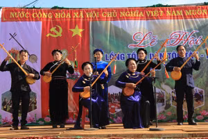 Tiết mục đàn tính hát then của người Tày, Nùng tại Lễ hội.