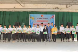 Đại diện VP MT-TN Báo GD&TĐ cùng BTV Đoàn trường trao quà cho học sinh.