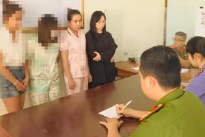 2 đối tượng môi giới mại dâm tại cơ quan Công an (ảnh: CTV).