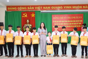 Phó Chủ tịch nước Võ Thị Ánh Xuân tặng quà Trung thu cho các em học sinh của Trung tâm. (Ảnh: TT)