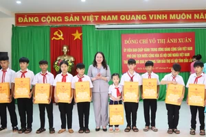 Phó Chủ tịch nước Võ Thị Ánh Xuân tặng quà Trung thu cho các em học sinh của Trung tâm. (Ảnh: TT)