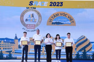 Thứ trưởng Ngô Thị Minh trao Giấy chứng nhận cho các đơn vị tổ chức giải (ảnh: TT).