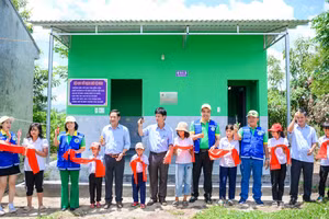 Cắt băng khánh thành công trình vệ sinh (ảnh: TT).