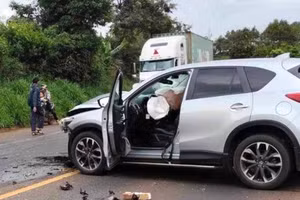 Xe CX5 bung túi khí sau khi tông xe tập lái - Ảnh: CTV.