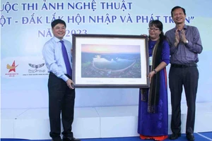 Ông Phạm Minh Tấn - Phó Bí thư Thường trực Tỉnh ủy tặng bức ảnh cho Hội Văn học nghệ thuật tỉnh - Ảnh: TT.