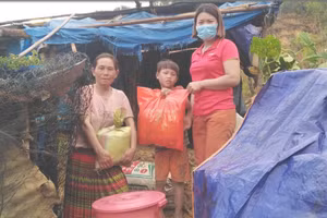 Giáo viên Đắk Nông đến tận nhà động viên gia đình học sinh (ảnh: CTV).