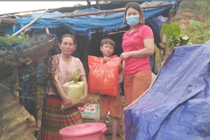 Giáo viên Đắk Nông đến tận nhà động viên gia đình học sinh (ảnh: CTV).