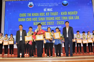 Ban tổ chức trao Quyết định cho 2 dự án đại diện Đắk Lắk dự thi cấp quốc gia (ảnh: Thành Tâm).