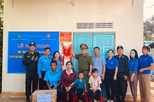 Bàn giao ngôi nhà nhân ái cho hộ ông Y Thĩ Bkrông (ảnh: Thành Tâm).