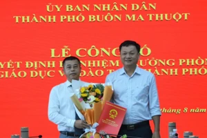 Ông Vũ Văn Hưng trao quyết định bổ nhiệm Trưởng phòng GD&ĐT TP Buôn Ma Thuột - Ảnh: Hương Giang